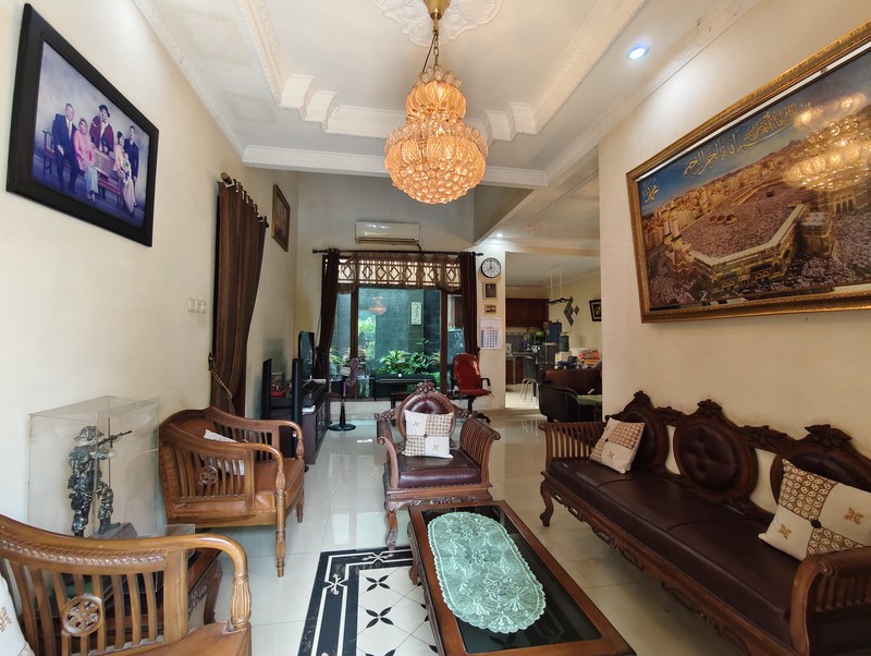 Rumah Hoek Depan Lapangan Tennis