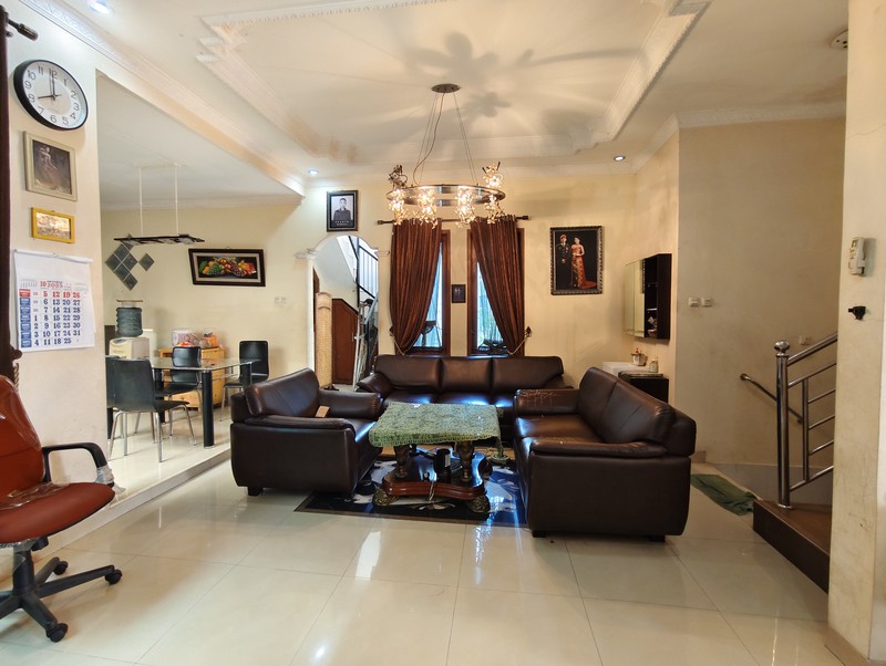 Rumah Hoek Depan Lapangan Tennis