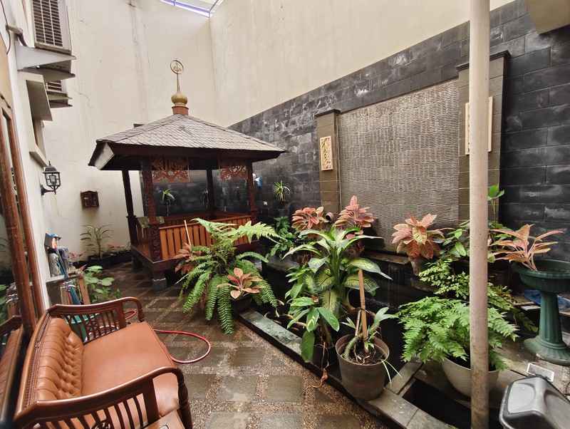 Rumah Hoek Depan Lapangan Tennis