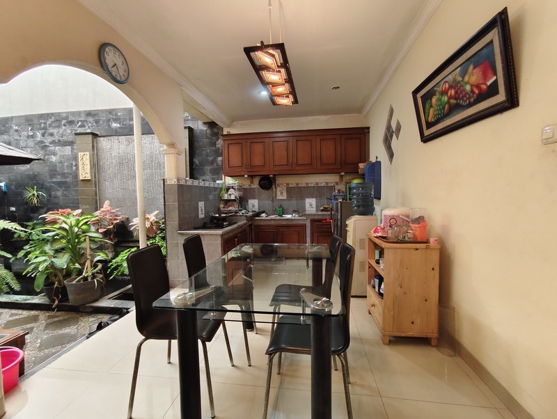 Rumah Hoek Depan Lapangan Tennis