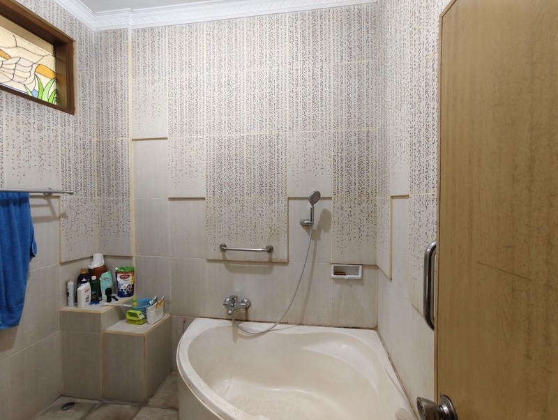 Rumah Hoek Depan Lapangan Tennis