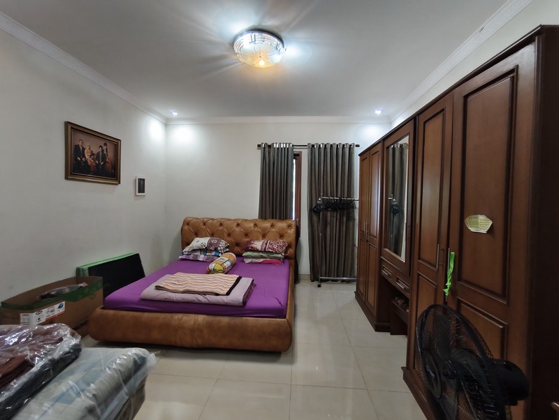 Rumah Hoek Depan Lapangan Tennis