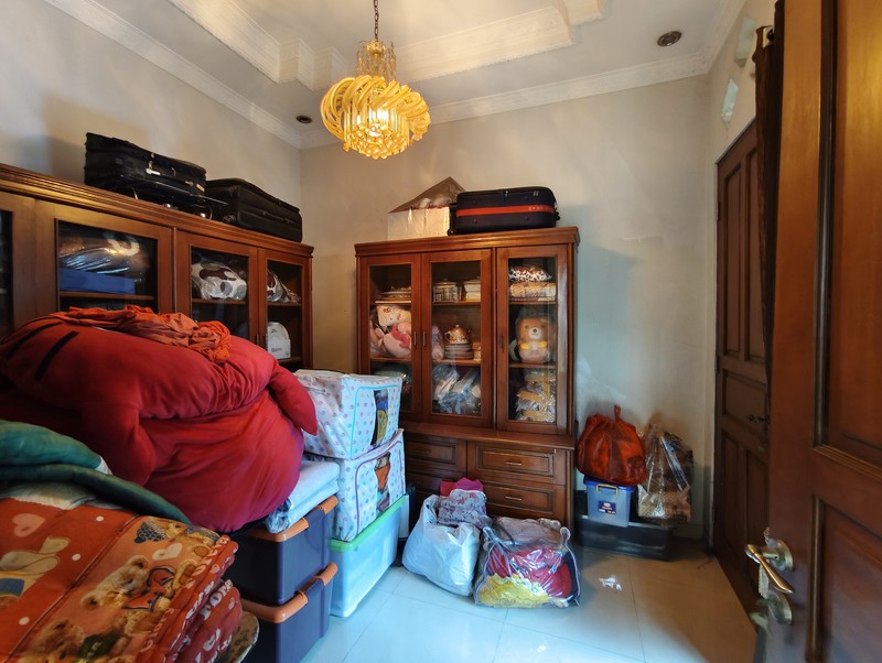 Rumah Hoek Depan Lapangan Tennis