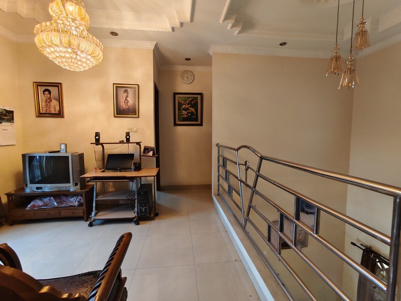 Rumah Hoek Depan Lapangan Tennis