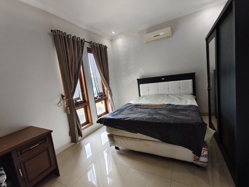 Rumah Hoek Depan Lapangan Tennis