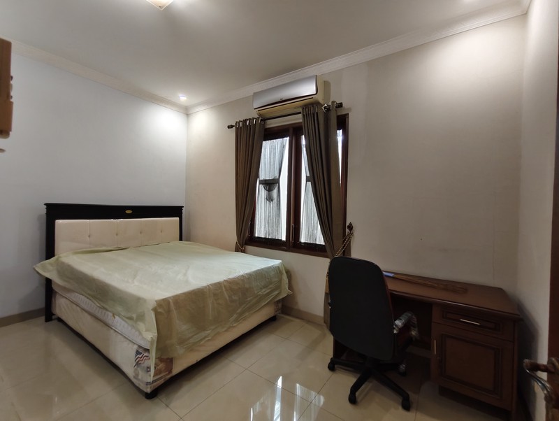 Rumah Hoek Depan Lapangan Tennis