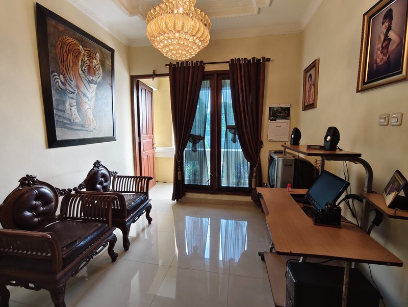 Rumah Hoek Depan Lapangan Tennis