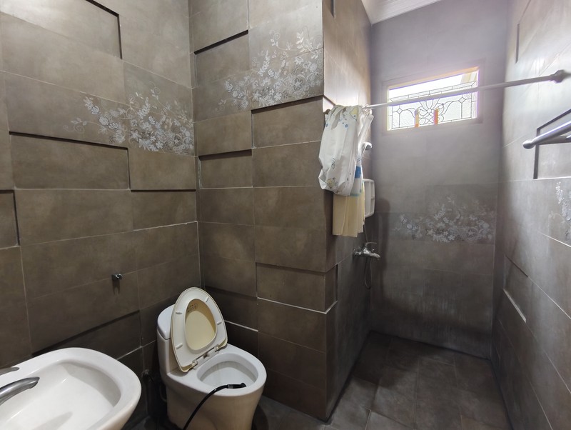 Rumah Hoek Depan Lapangan Tennis