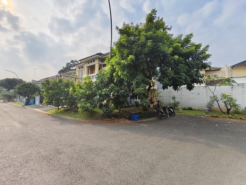 Rumah Hoek Depan Lapangan Tennis