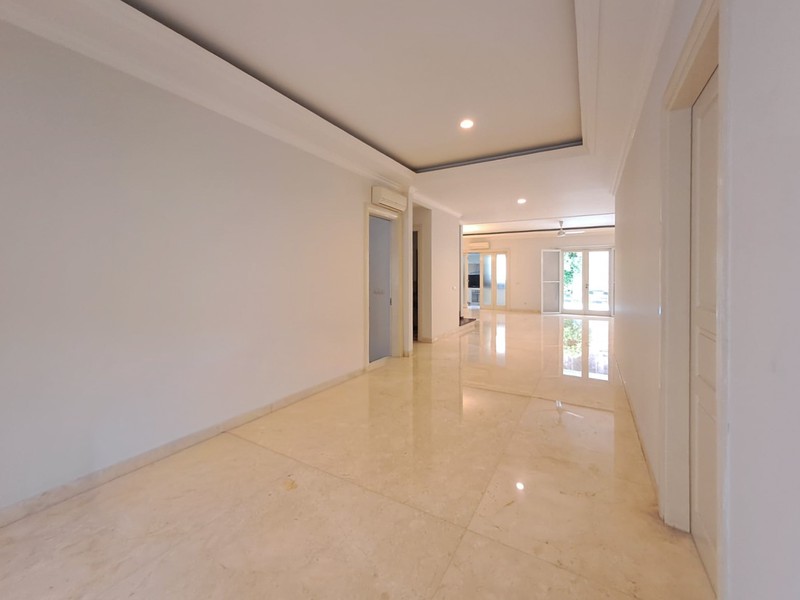 Rumah Mewah di Pondok Indah dengan Kolam Renang, Akses Jagakarsa