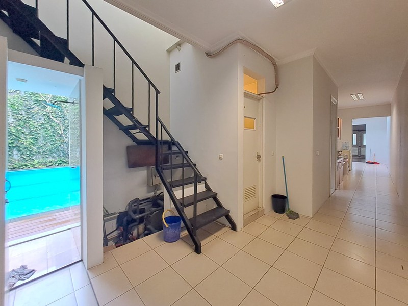 Rumah Mewah di Pondok Indah dengan Kolam Renang, Akses Jagakarsa