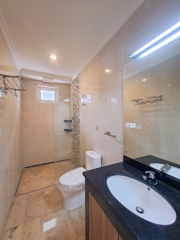 Rumah Mewah di Pondok Indah dengan Kolam Renang, Akses Jagakarsa