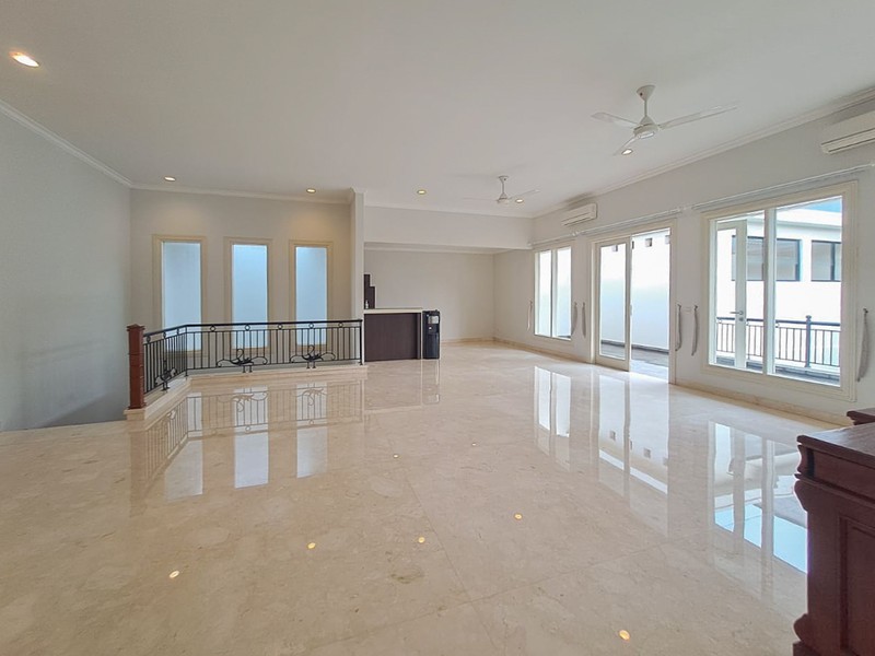 Rumah Mewah di Pondok Indah dengan Kolam Renang, Akses Jagakarsa