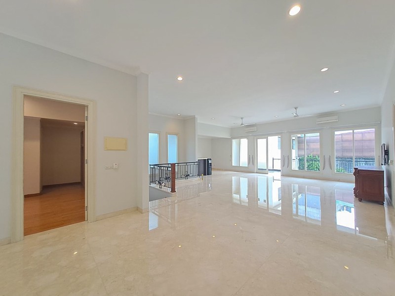 Rumah Mewah di Pondok Indah dengan Kolam Renang, Akses Jagakarsa