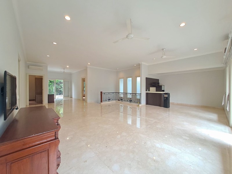 Rumah Mewah di Pondok Indah dengan Kolam Renang, Akses Jagakarsa