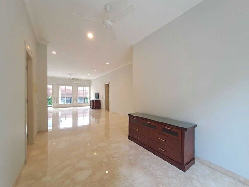 Rumah Mewah di Pondok Indah dengan Kolam Renang, Akses Jagakarsa