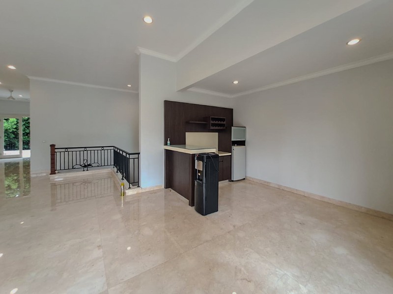 Rumah Mewah di Pondok Indah dengan Kolam Renang, Akses Jagakarsa