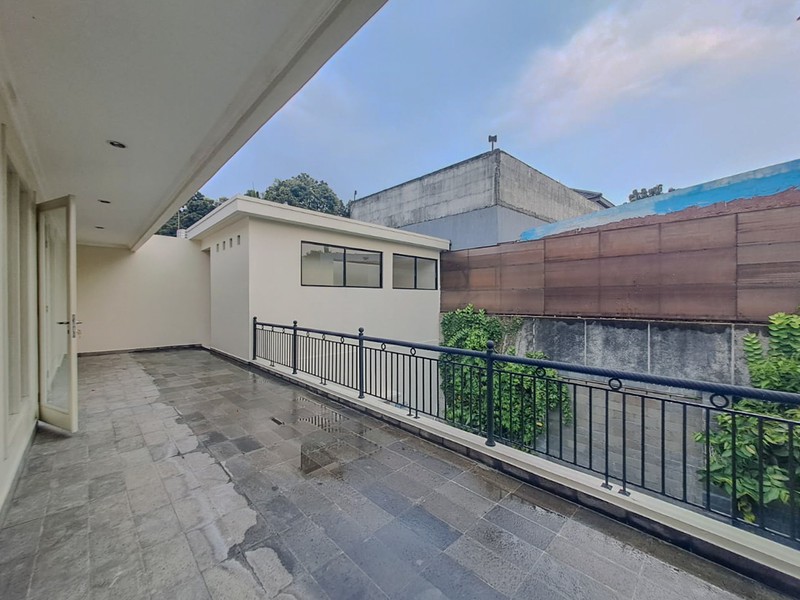 Rumah Mewah di Pondok Indah dengan Kolam Renang, Akses Jagakarsa