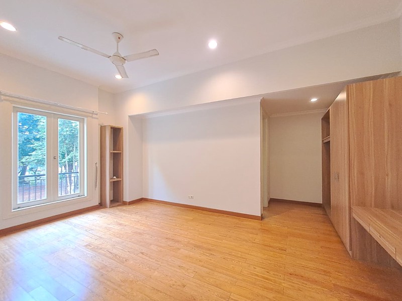 Rumah Mewah di Pondok Indah dengan Kolam Renang, Akses Jagakarsa