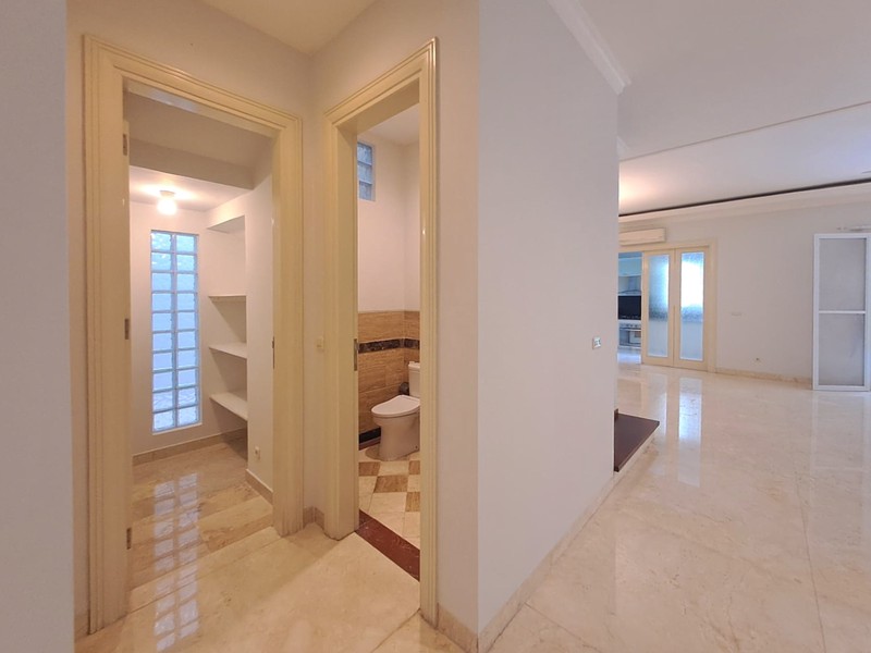 Rumah Mewah di Pondok Indah dengan Kolam Renang, Akses Jagakarsa