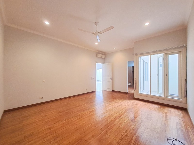 Rumah Mewah di Pondok Indah dengan Kolam Renang, Akses Jagakarsa