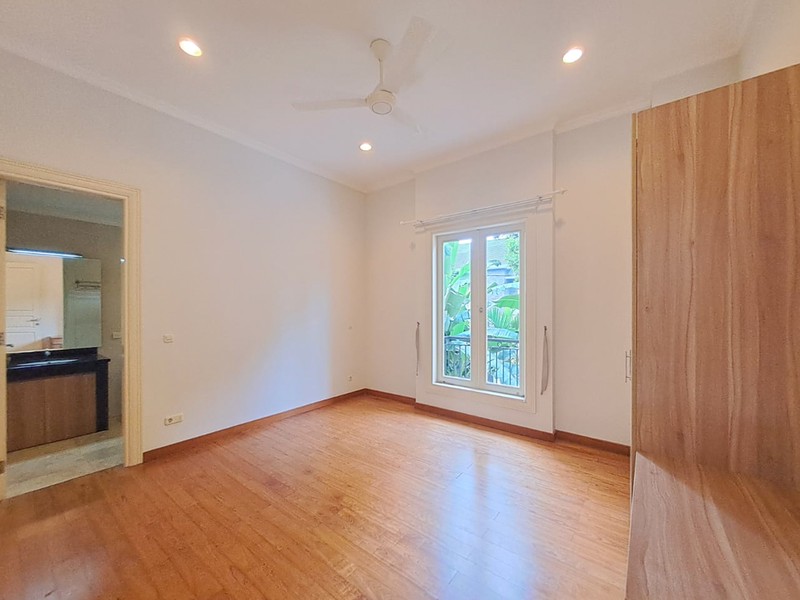 Rumah Mewah di Pondok Indah dengan Kolam Renang, Akses Jagakarsa