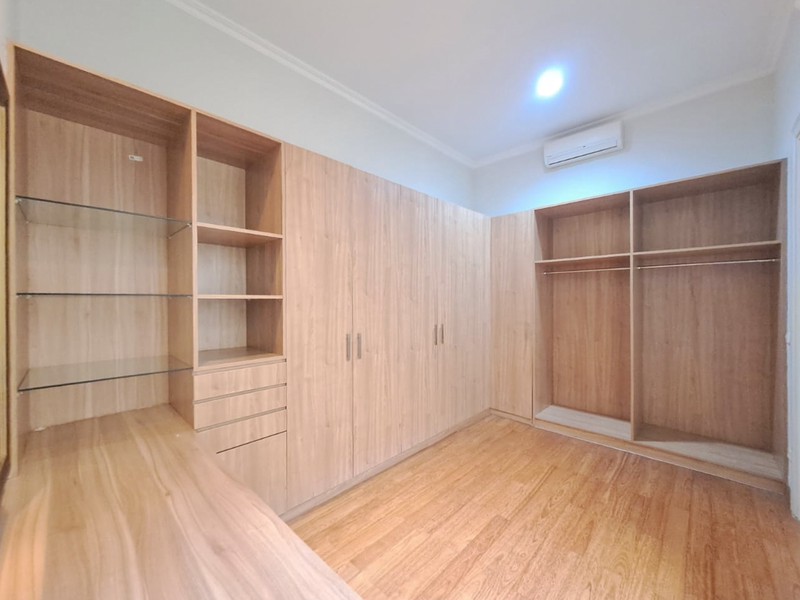 Rumah Mewah di Pondok Indah dengan Kolam Renang, Akses Jagakarsa