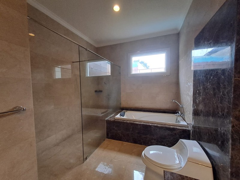 Rumah Mewah di Pondok Indah dengan Kolam Renang, Akses Jagakarsa