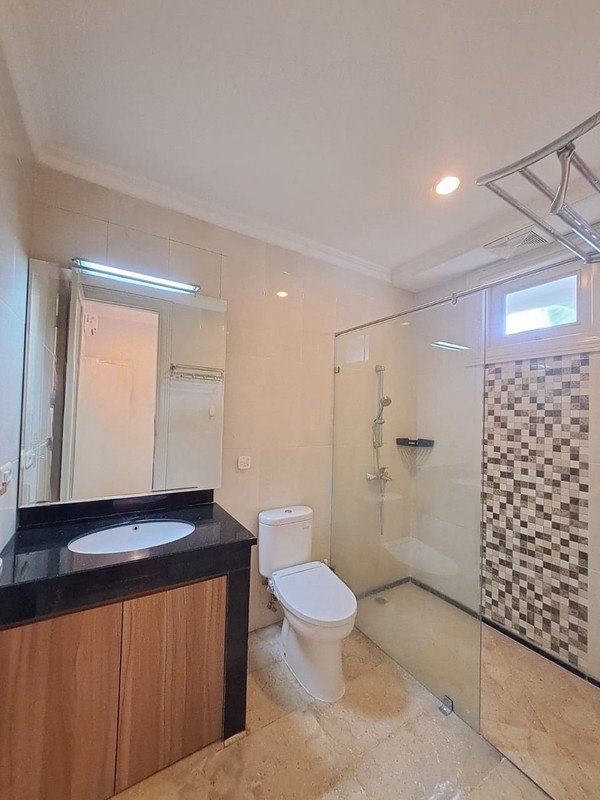 Rumah Mewah di Pondok Indah dengan Kolam Renang, Akses Jagakarsa