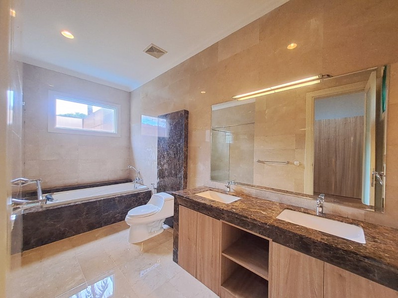 Rumah Mewah di Pondok Indah dengan Kolam Renang, Akses Jagakarsa