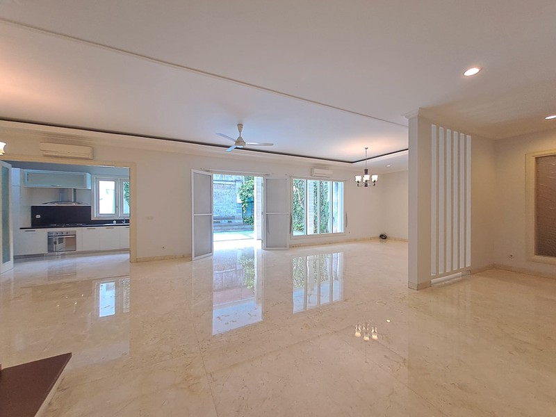 Rumah Mewah di Pondok Indah dengan Kolam Renang, Akses Jagakarsa