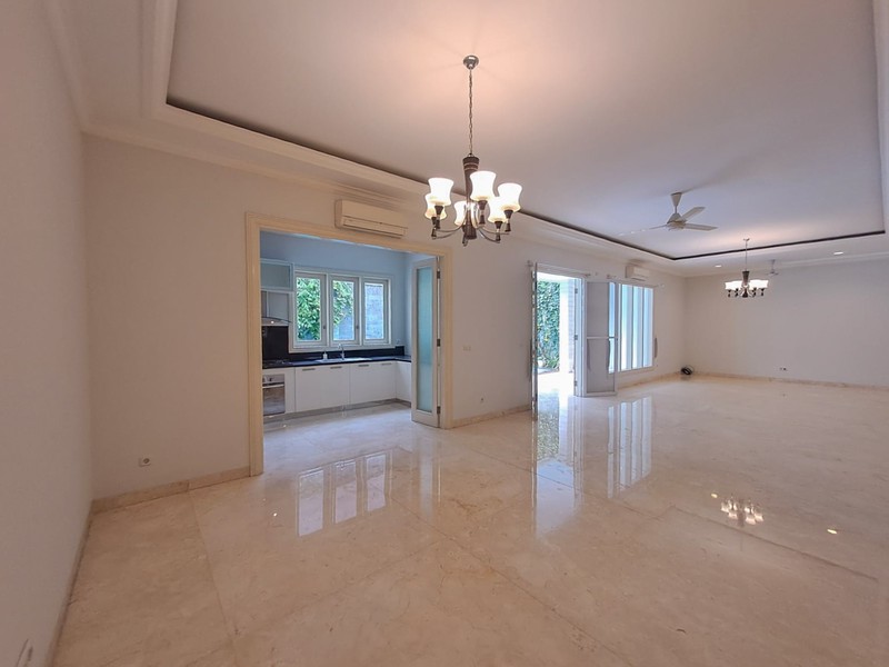 Rumah Mewah di Pondok Indah dengan Kolam Renang, Akses Jagakarsa