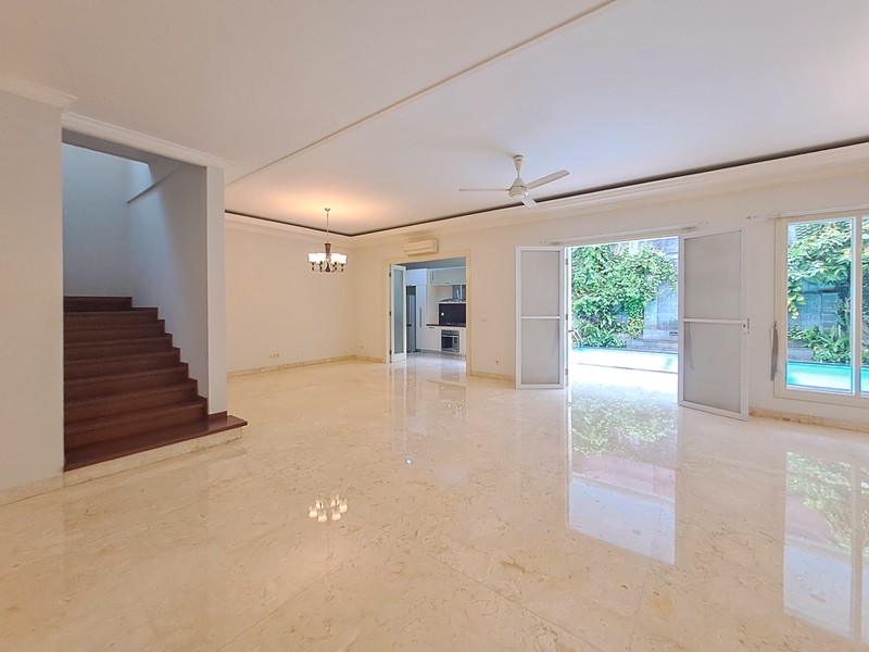 Rumah Mewah di Pondok Indah dengan Kolam Renang, Akses Jagakarsa