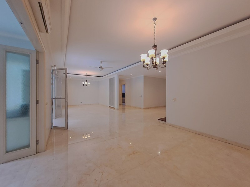 Rumah Mewah di Pondok Indah dengan Kolam Renang, Akses Jagakarsa