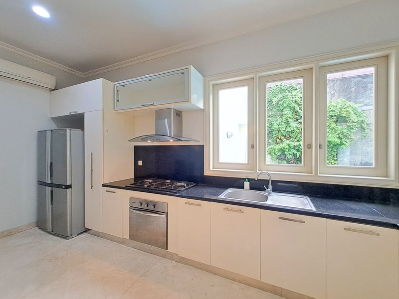 Rumah Mewah di Pondok Indah dengan Kolam Renang, Akses Jagakarsa