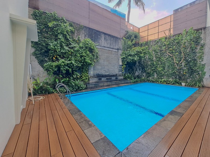 Rumah Mewah di Pondok Indah dengan Kolam Renang, Akses Jagakarsa