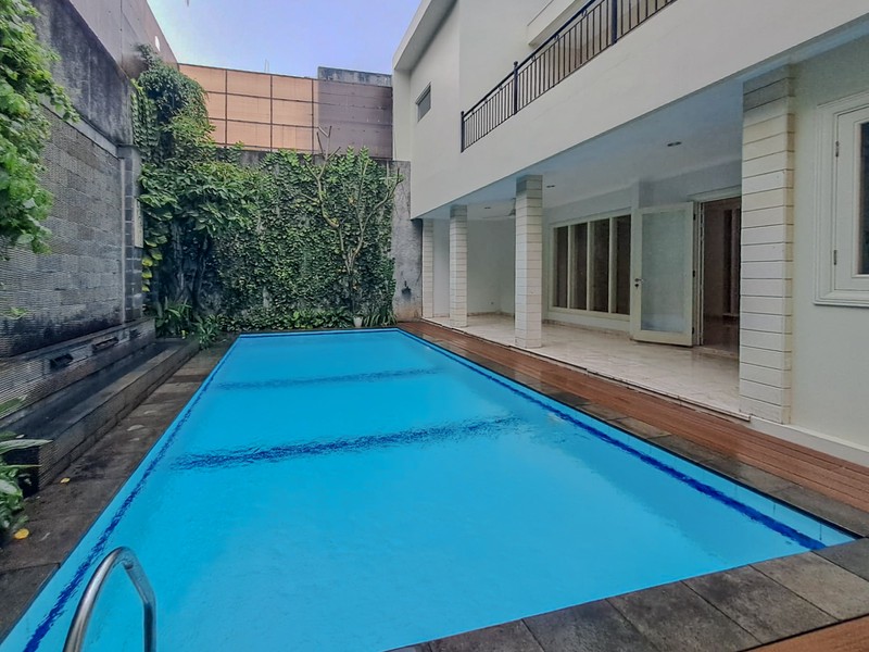 Rumah Mewah di Pondok Indah dengan Kolam Renang, Akses Jagakarsa