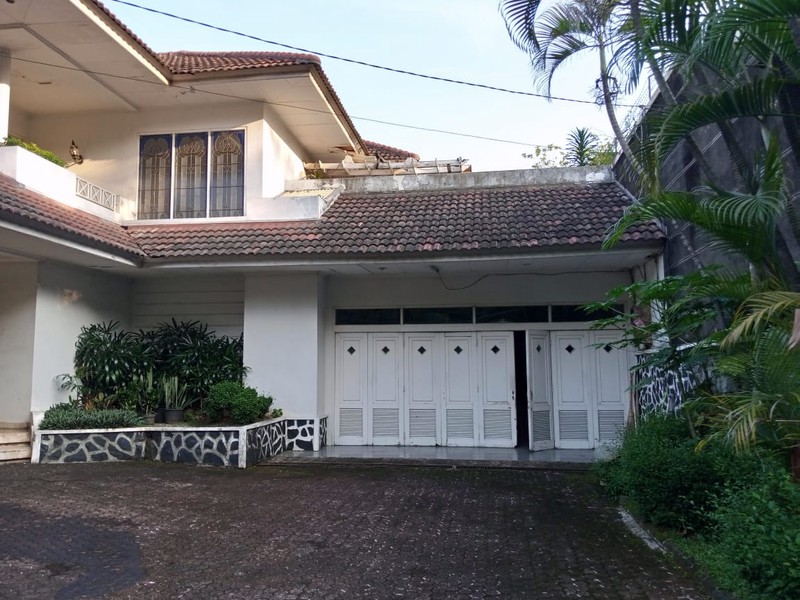 Rumah 2 Lantai Siap Huni dengan LT 877 m2 LB 600 m2 @Lebak Bulus, Jakarta Selatan