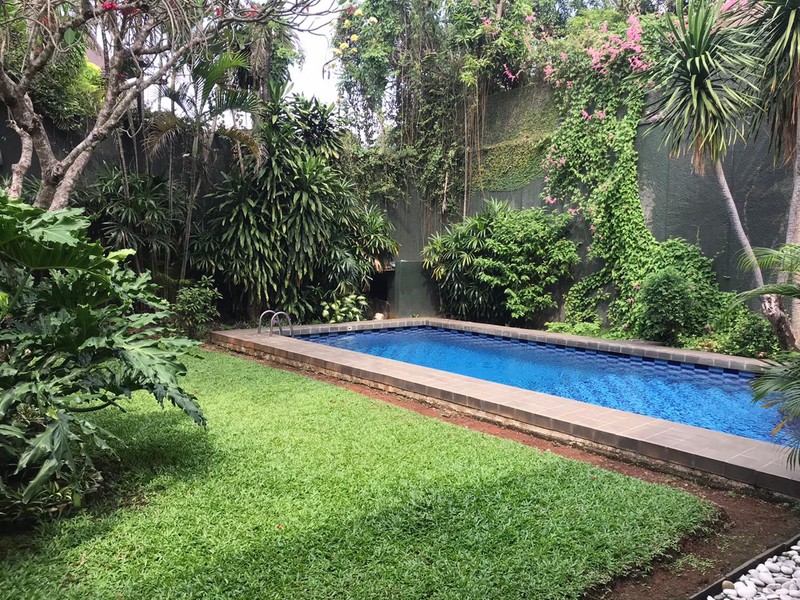 Beautiful and exclusive residence in kemang dalam with garden semifurnish 