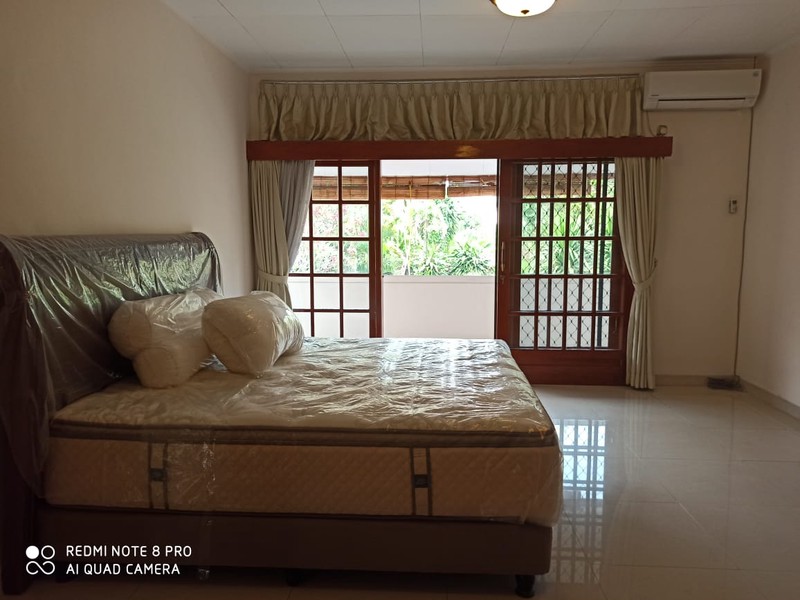 Beautiful and exclusive residence in kemang dalam with garden semifurnish 