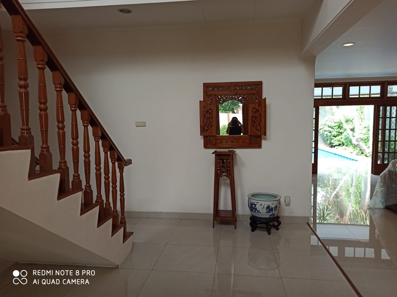 Beautiful and exclusive residence in kemang dalam with garden semifurnish 