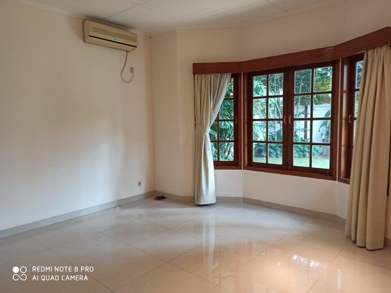 Beautiful and exclusive residence in kemang dalam with garden semifurnish 