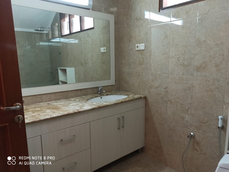 Beautiful and exclusive residence in kemang dalam with garden semifurnish 