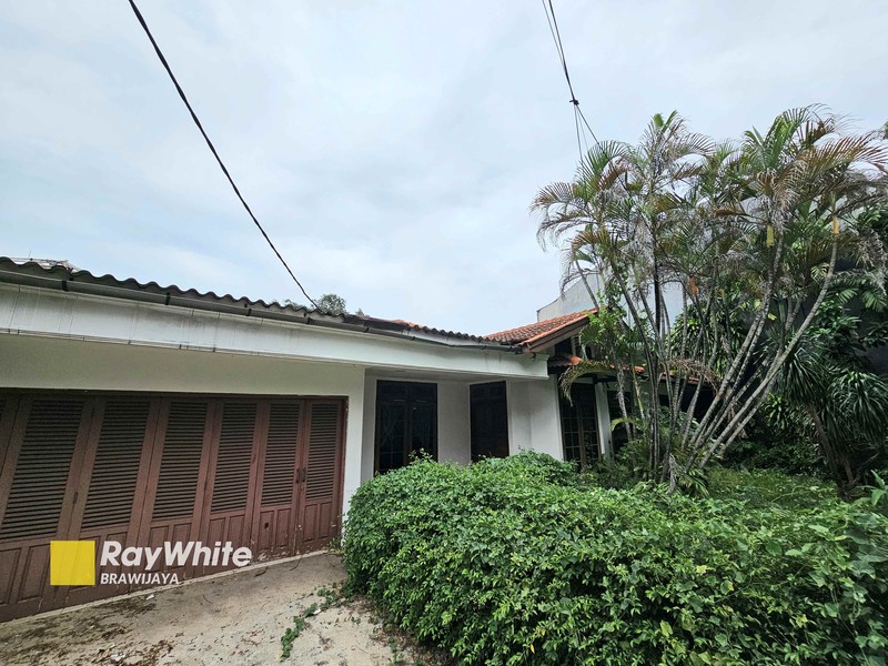 Rumah lama di Kemang Dalam, Jakarta Selatan, hadap Selatan, 10 menit ke Mal Kemang Village