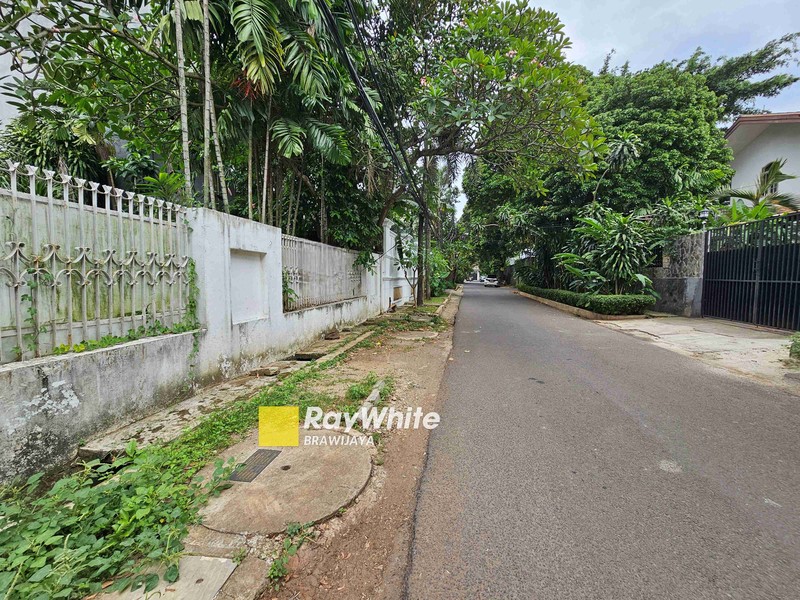 Rumah lama di Kemang Dalam, Jakarta Selatan, hadap Selatan, 10 menit ke Mal Kemang Village