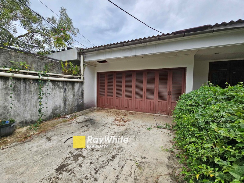 Rumah lama di Kemang Dalam, Jakarta Selatan, hadap Selatan, 10 menit ke Mal Kemang Village