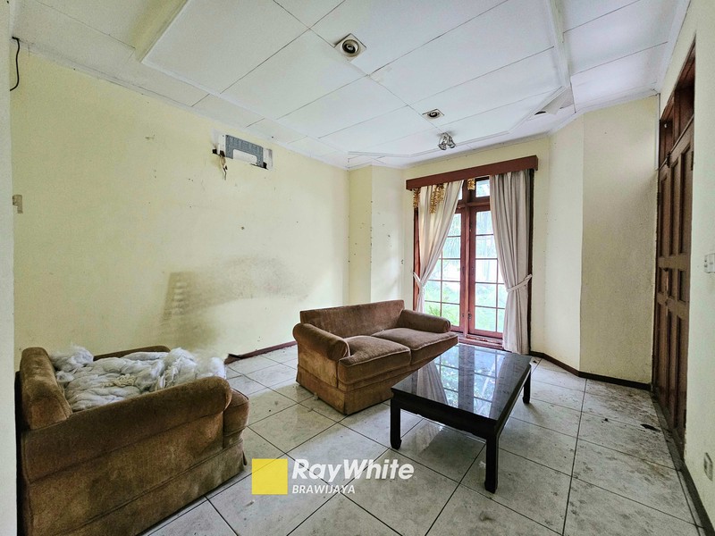 Rumah lama di Kemang Dalam, Jakarta Selatan, hadap Selatan, 10 menit ke Mal Kemang Village