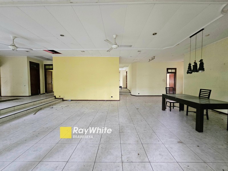 Rumah lama di Kemang Dalam, Jakarta Selatan, hadap Selatan, 10 menit ke Mal Kemang Village