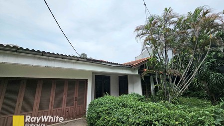 Rumah lama di Kemang Dalam, Jakarta Selatan, hadap Selatan, 10 menit ke Mal Kemang Village