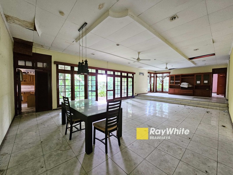 Rumah lama di Kemang Dalam, Jakarta Selatan, hadap Selatan, 10 menit ke Mal Kemang Village